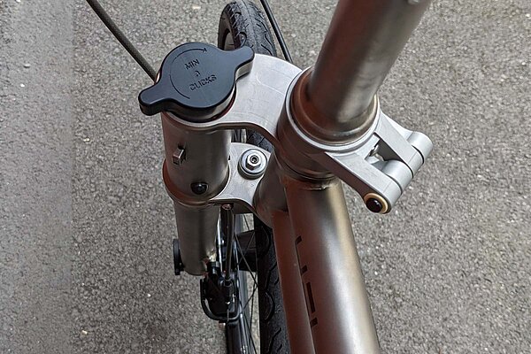 Helix Faltvelo aus Titan im Test. Einbeingabel mit Faltmechanismus.