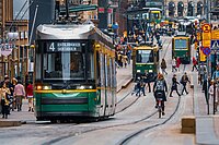 Strasse in Helsiniki mit Tram und Fahrrädern.
