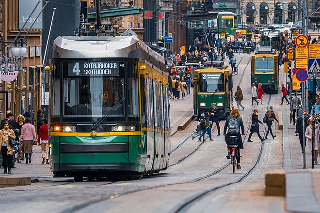 Strasse in Helsiniki mit Tram und Fahrrädern.