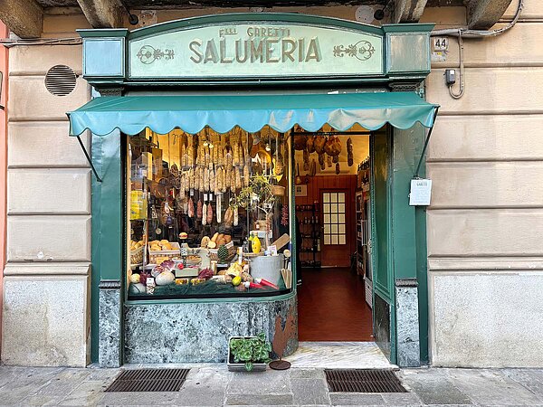 Schaufenster einer Salumeria in Italien. 