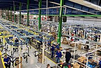 Sprick Rowery Woom Montage. Arbeiter stellen Fahrräder in einer Fabrikhalle her.