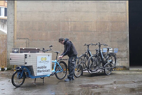 Ersatzvelos für die Kunden und Kundinnen werden auf dem Anhänger mitgebracht.