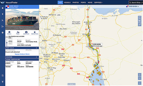 Karte, die die Positionen von Containerschiffen auf dem Meer anzeigt.