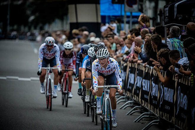 Fixed-Gear-Crtierum-Rennen mit Frauen