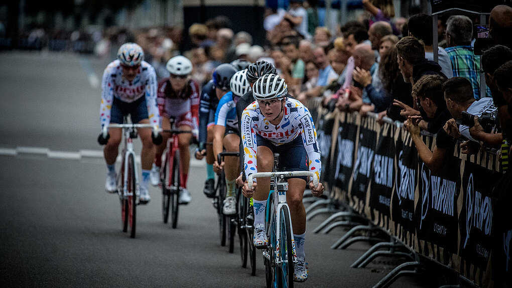 Fixed-Gear-Crtierum-Rennen mit Frauen