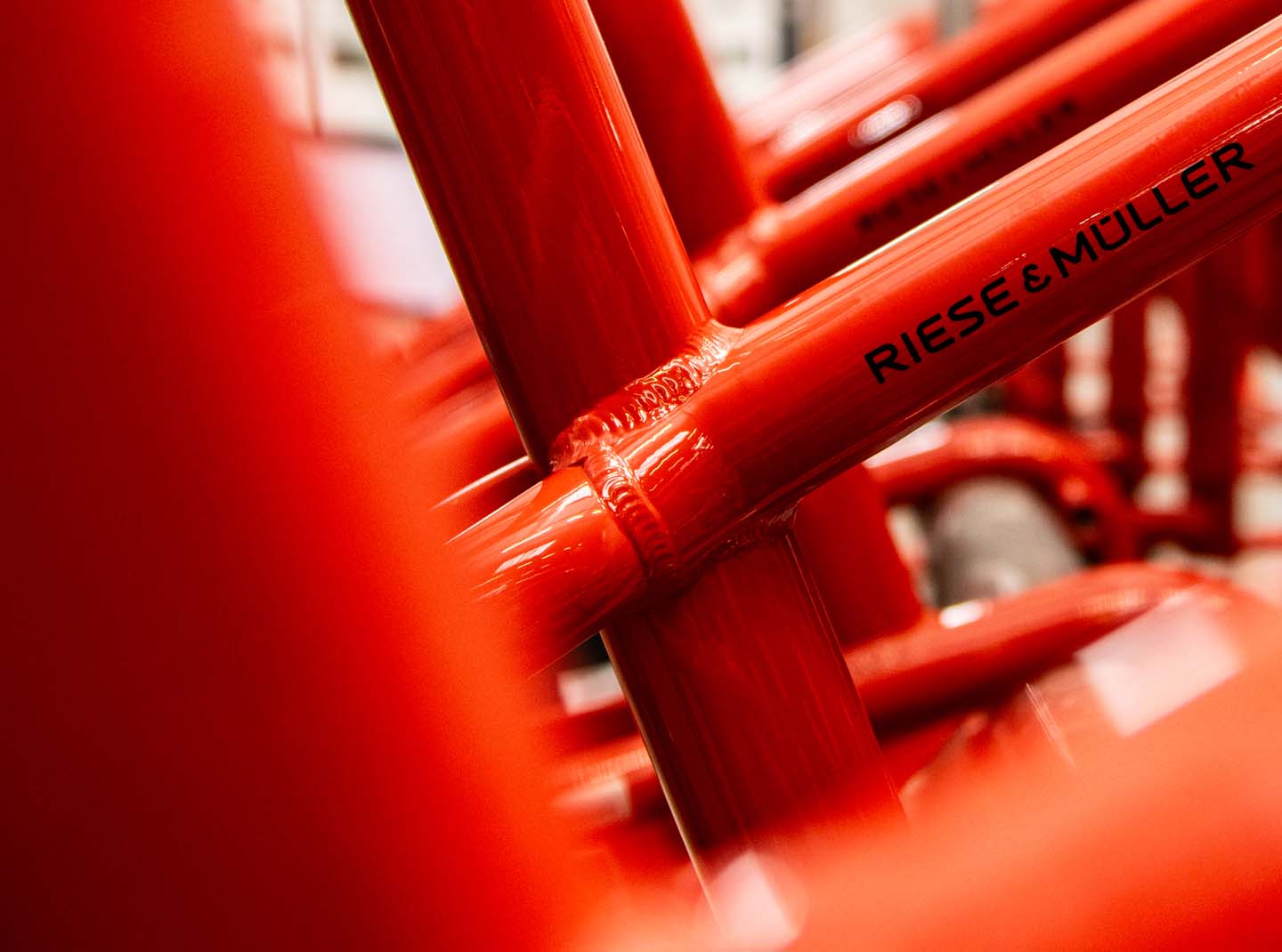 Rote Fahrradrahmen von Riese & Müller.